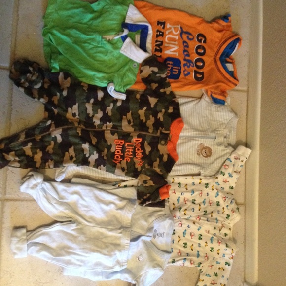 7 piece used baby boy 0-3 month clothing.