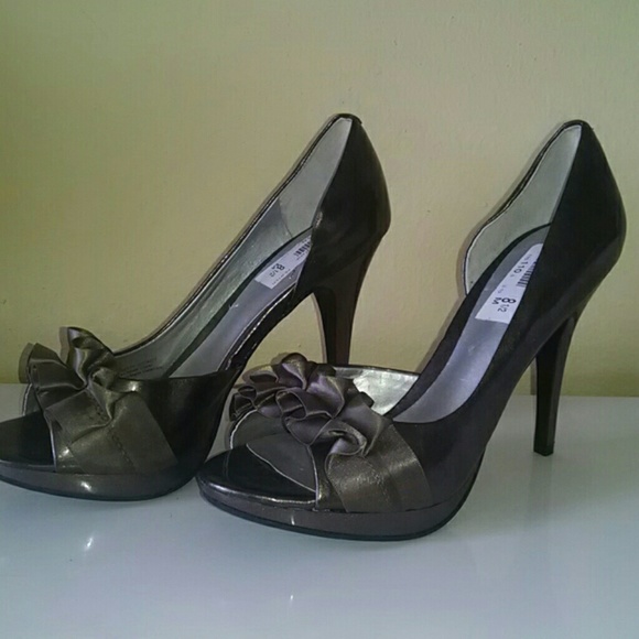 Carlos Santana  pewter high heels 8.5