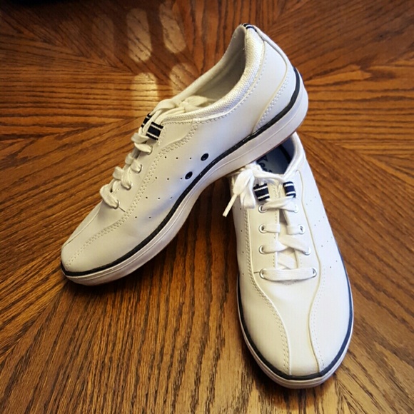 Basic white keds