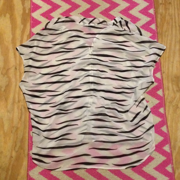 Victoria's Secret shirt - Picture 3 of 3