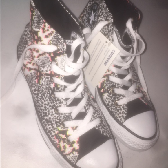 ❣BRAND NEW❣Converse!! Never worn!! Great price!