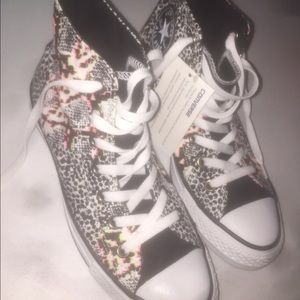 ❣BRAND NEW❣Converse!! Never worn!! Great price!