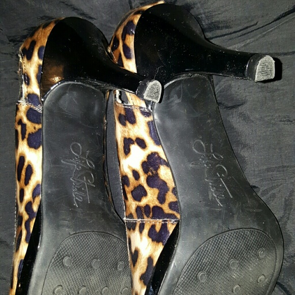Shoes - Picture 3 of 3