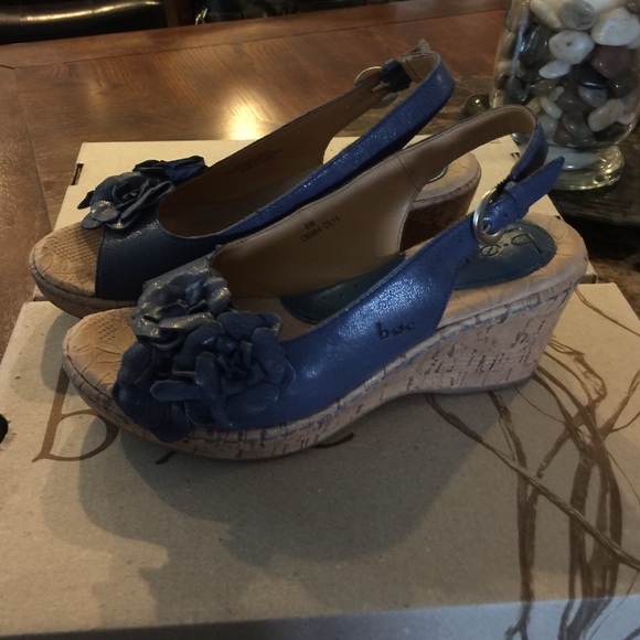 Born BOC sandals blue size 6