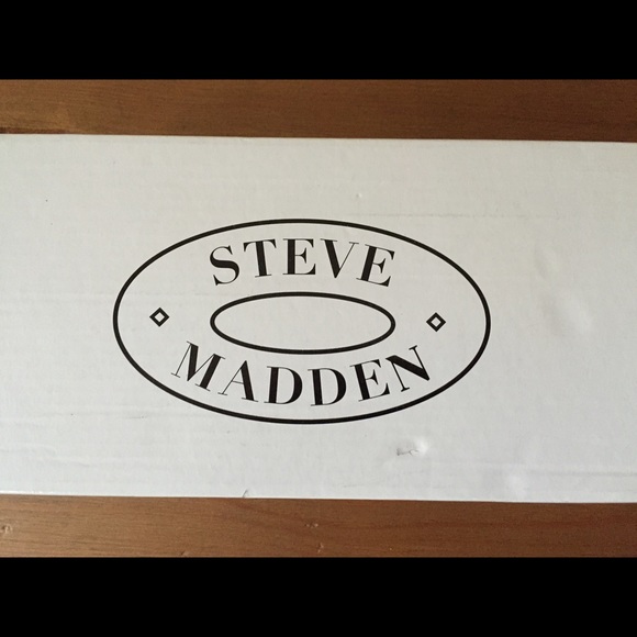 Steve Madden taupe flats