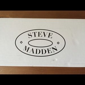 Steve Madden taupe flats