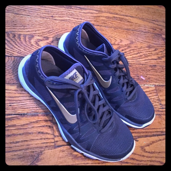 Black nike sneakers