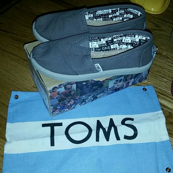 Only worn 3 times youth size 2 TOMS