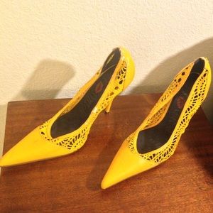 Nice mustard heels