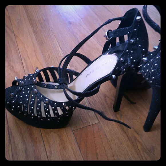 💕SOLD💕 Beautiful black pumps with small spikes.