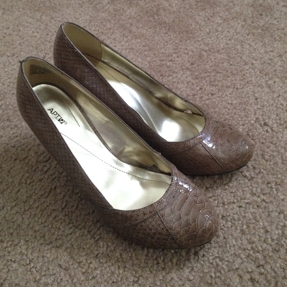 💎HP Faux snakeskin heels