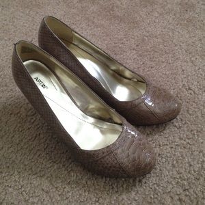 💎HP Faux snakeskin heels