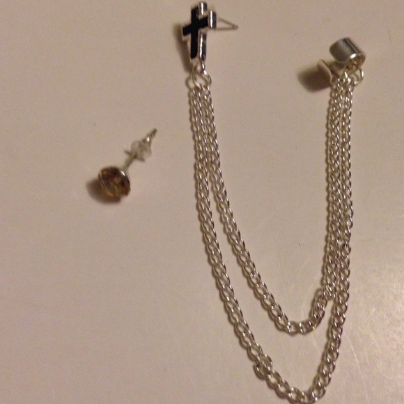 💥price drop💥Cross EarCuff & rhinestone stud! - Picture 2 of 4