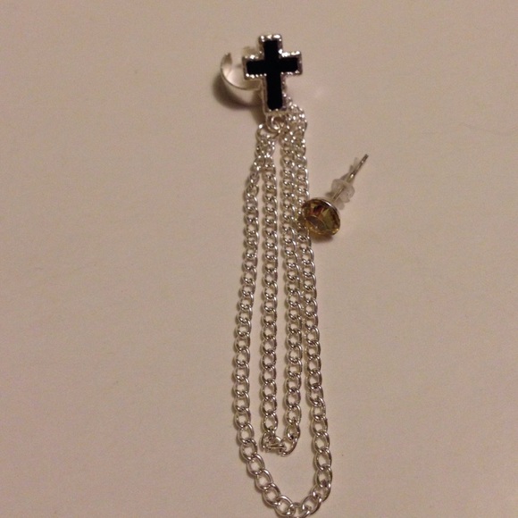 💥price drop💥Cross EarCuff & rhinestone stud! - Picture 3 of 4
