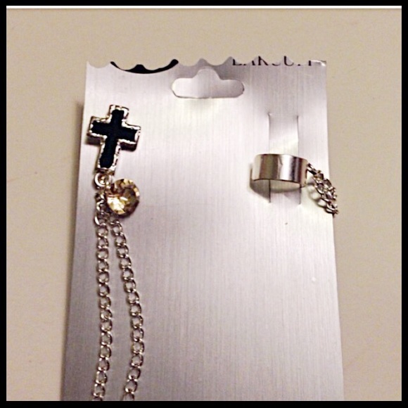 💥price drop💥Cross EarCuff & rhinestone stud! - Picture 4 of 4