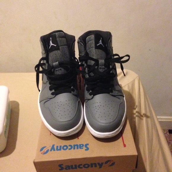 Men Air Jordan's 1's - Picture 2 of 2