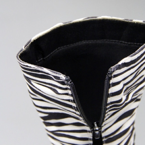 Toddler classic slouch suede flat zebra boots - Picture 2 of 3