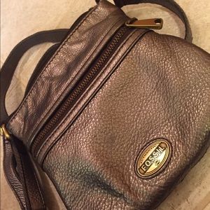 Fossil cross body bag; Silver (Like new)