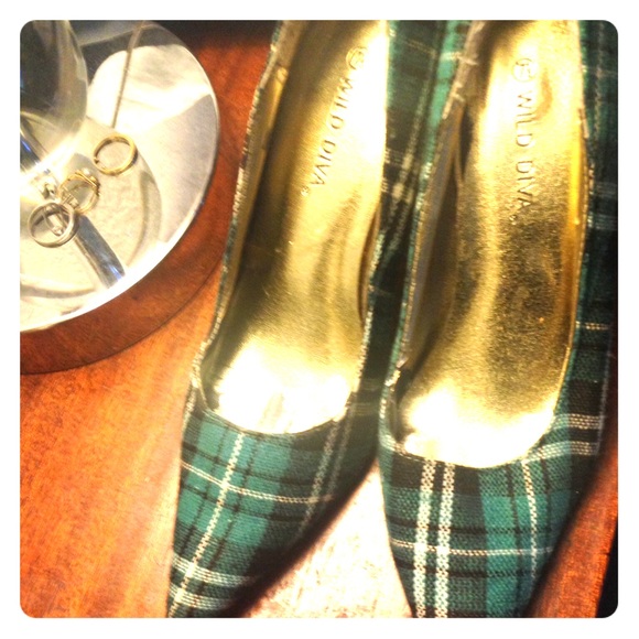Black,whit and green heels