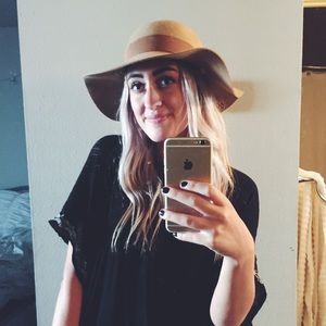 Light brown floppy hat!