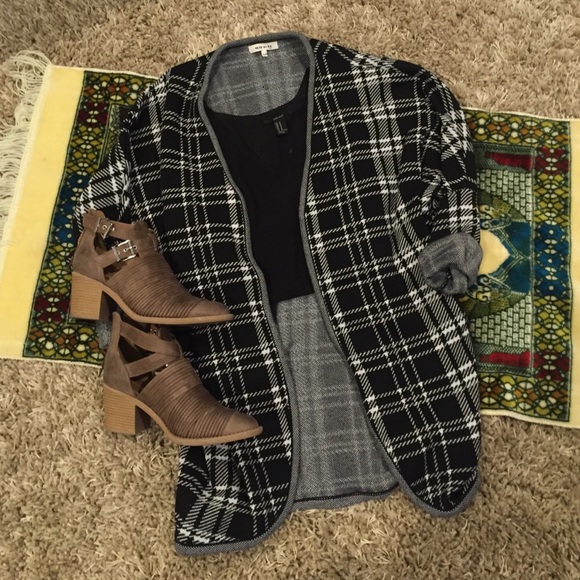 🚫SOLD🚫 Plaid Black & White Duster Cardigan - Picture 2 of 2