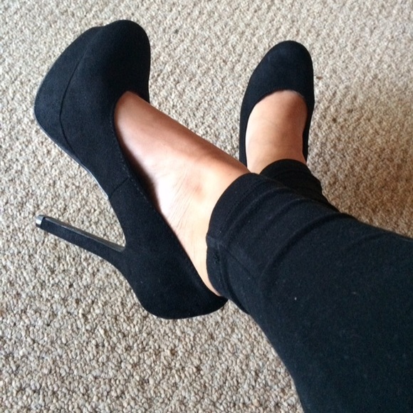 Black closed toe stiletto pumps 👠