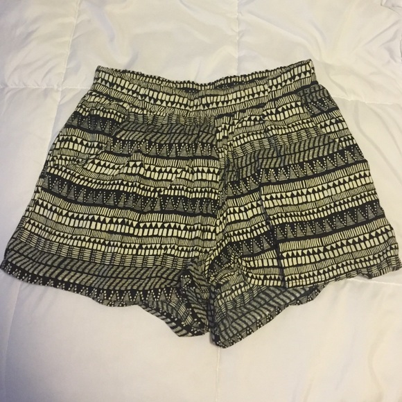 🚫SOLD🚫 Black patterned soft shorts