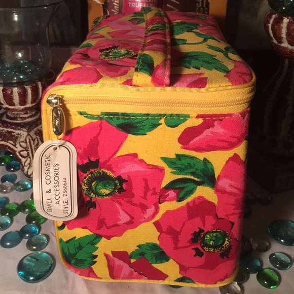 Adrienne Vittadini Cosmetic Bag - Picture 2 of 4