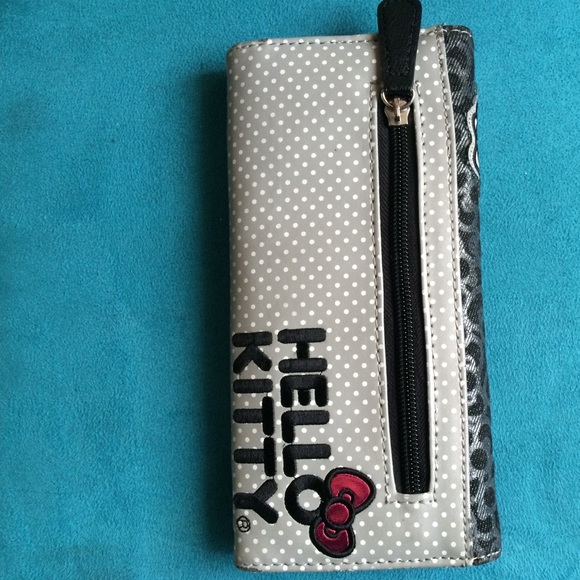 Hello Kitty Raining Bows Wallet - Picture 2 of 4