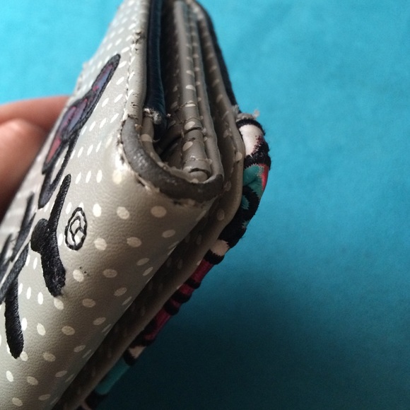 Hello Kitty Raining Bows Wallet - Picture 3 of 4