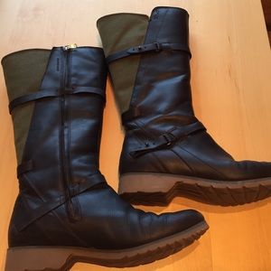 Teva Waterproof full zip boot.