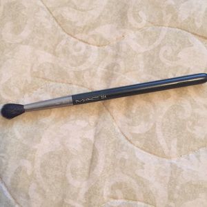 MAC 224 blending brush