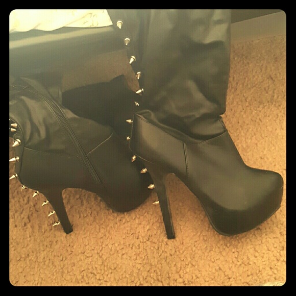 Heeled boots