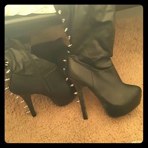 Heeled boots