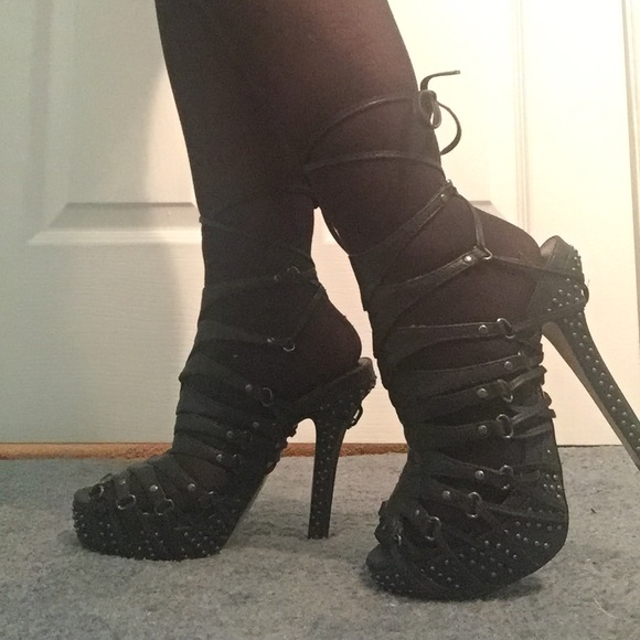 ✨PriceDrop✨Strappy studded platform heels