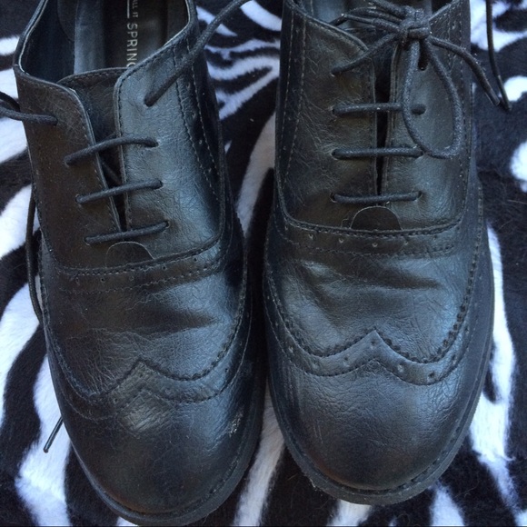 Vegan wingtip flats