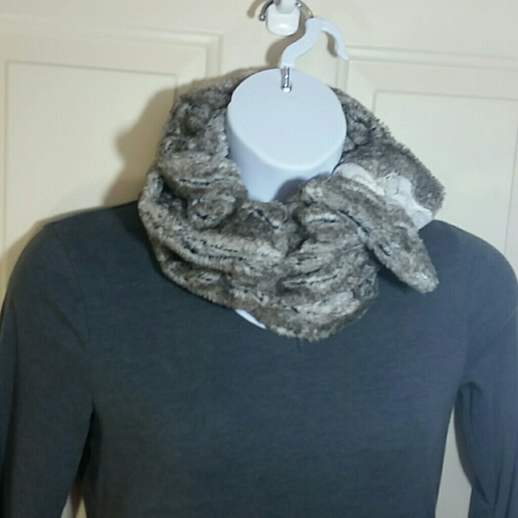 Marvelous faux chinchilla scarf. - Picture 1 of 3