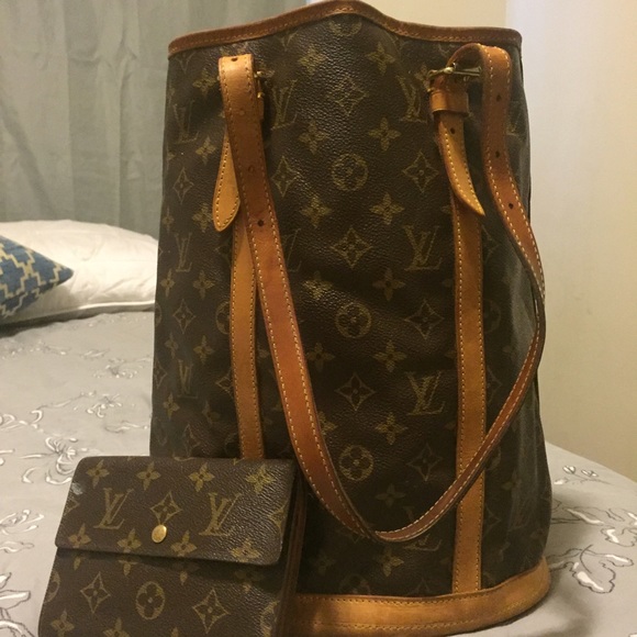 Selling bucket LV and wallet