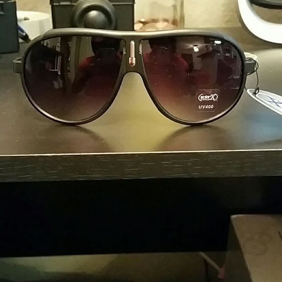 Black Aviators shades