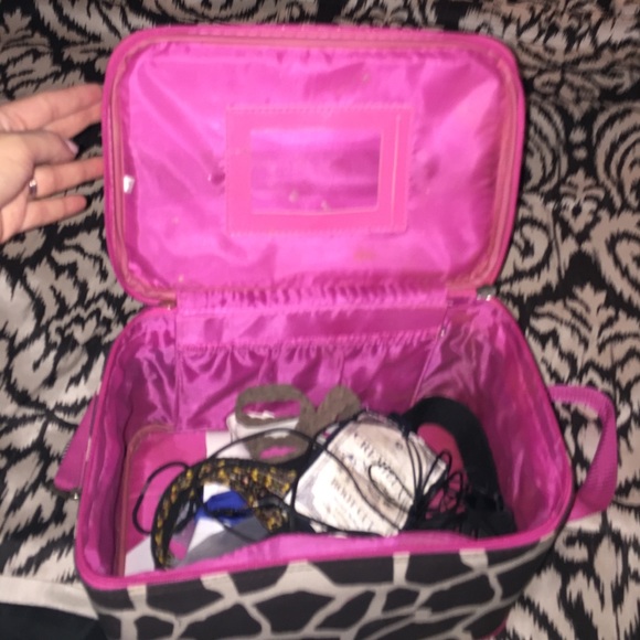 Pink Giraffe Print Travel Bag - Picture 3 of 4