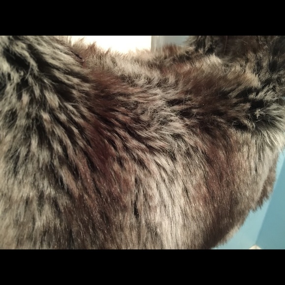 Cozy Faux Fur Handbag - Picture 2 of 3