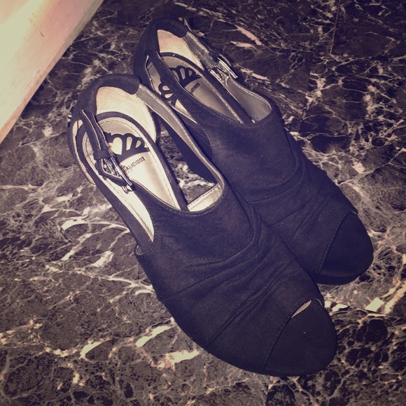 size 7.5 black fabric wedges