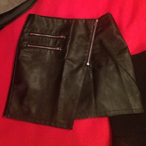 Mini skirts - Picture 2 of 3