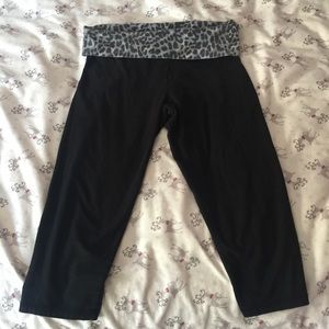 VICTORIAS SECRET PINK CROPPED LEGGINS