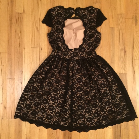 Aqua cap sleeve open back lace dress - Picture 2 of 2