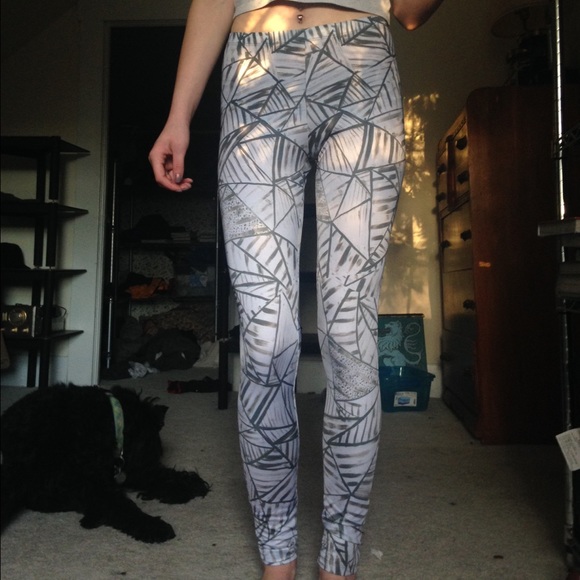 Graphic stretch leggings.