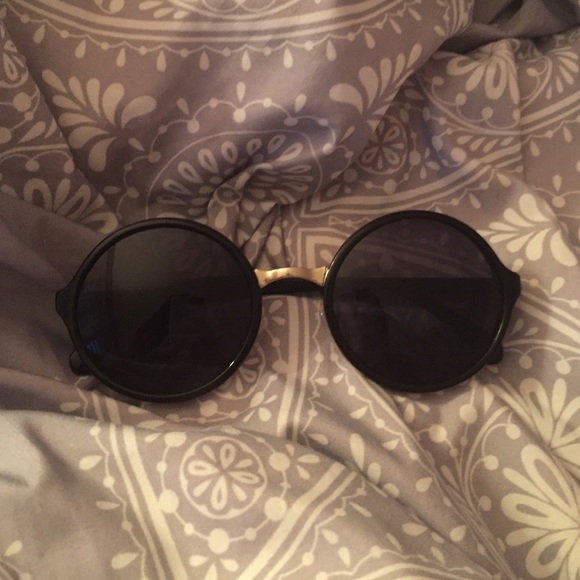 Black round sunglasses