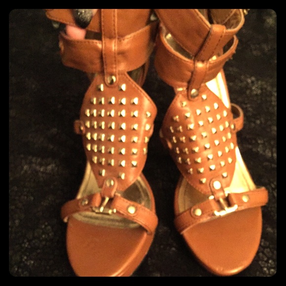 Minor scratches on the heels