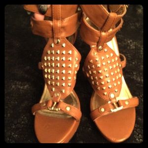 Minor scratches on the heels