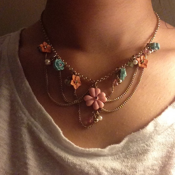Flower and pearls statement necklace - Picture 2 of 2
